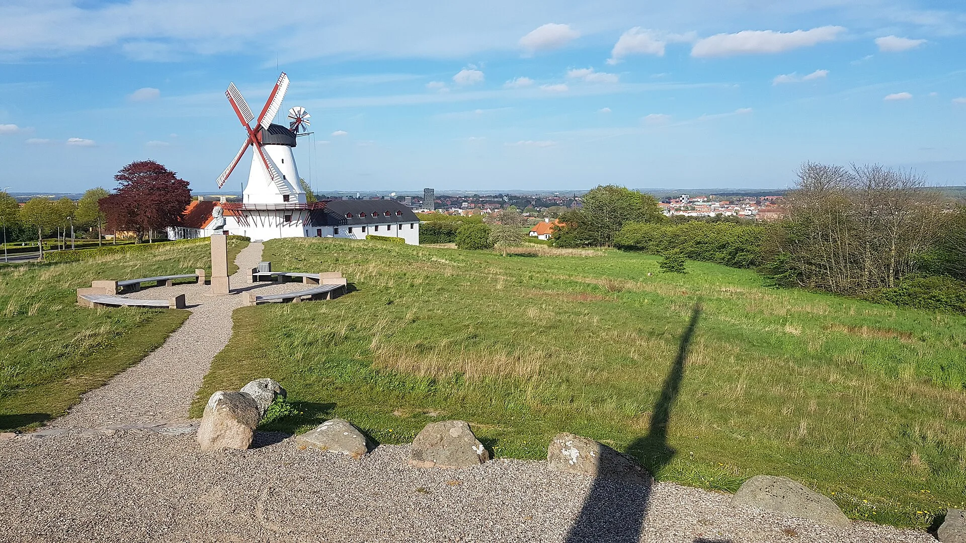 Dybbøl Mølle mit dem Gedenkplatz auf den Düppeler Schanzen bei Sønderborg