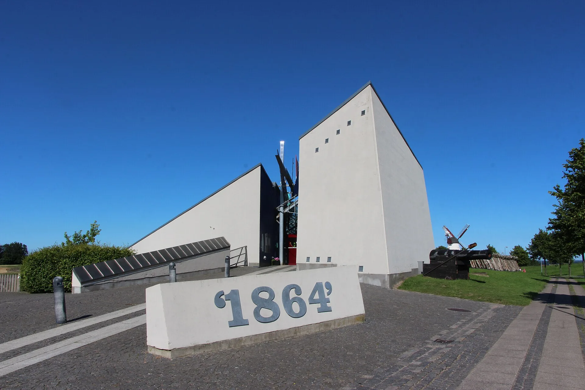 Eingang des Historiecenter Dybbøl Banke mit dem Schriftzug 1864