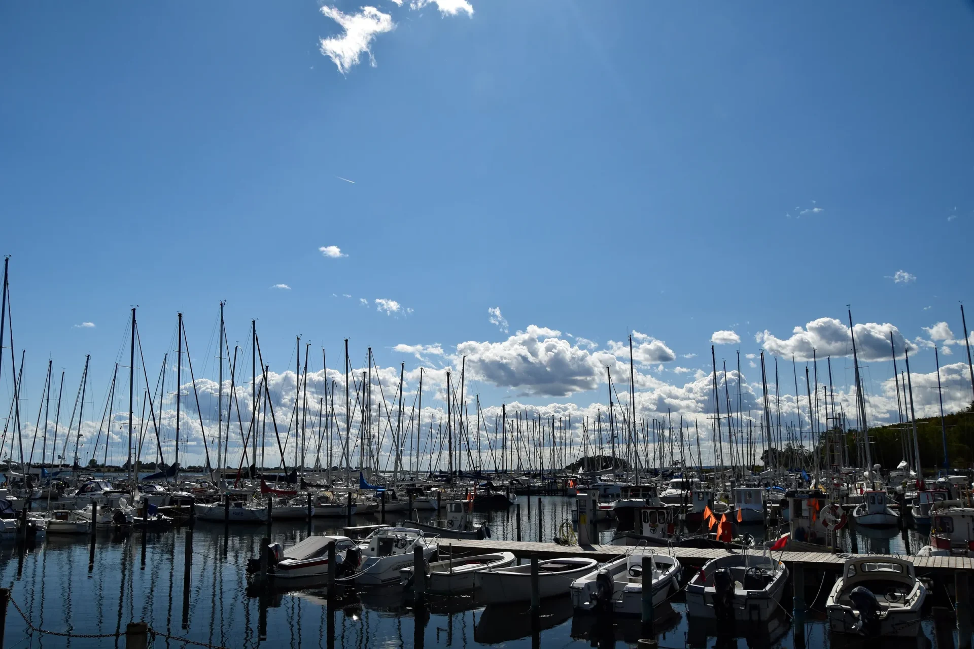 Segelboote im Yachthafen von Høruphav