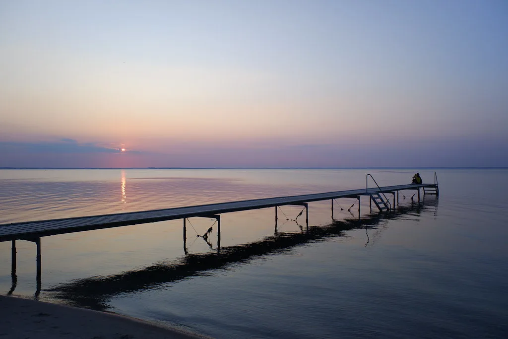 Badesteg am Købingsmark Strand auf Nordals in der Abenddämmerung