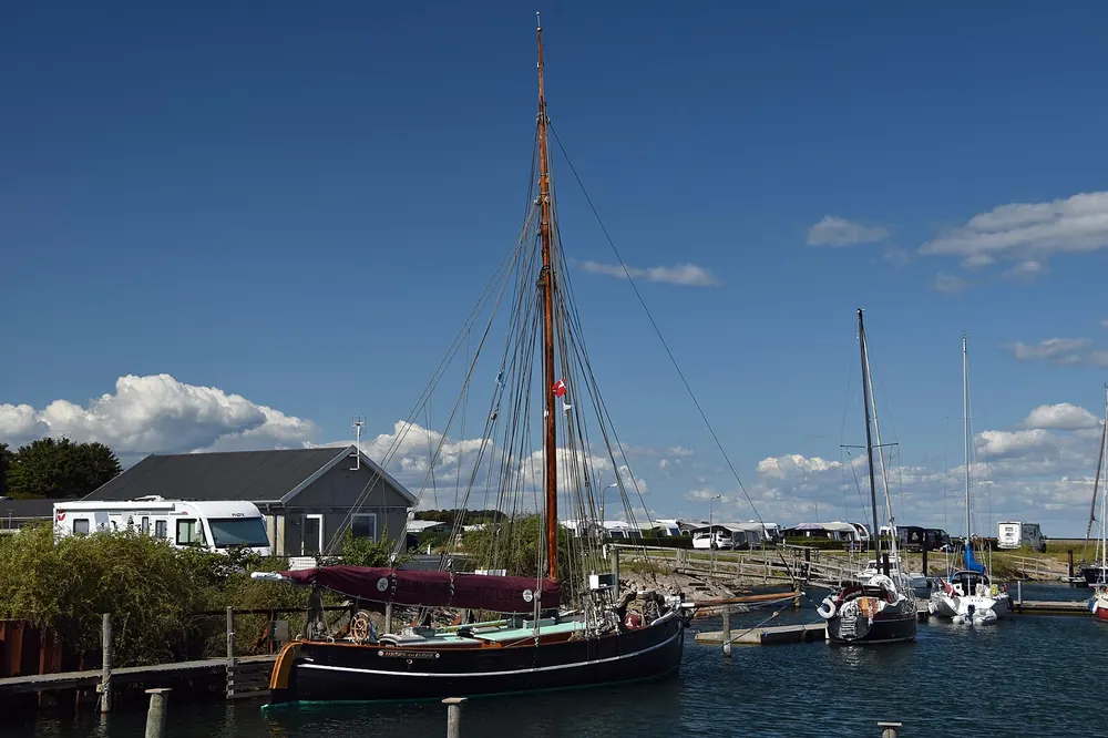 Historisches Segelschiff im Hafen von Mommark