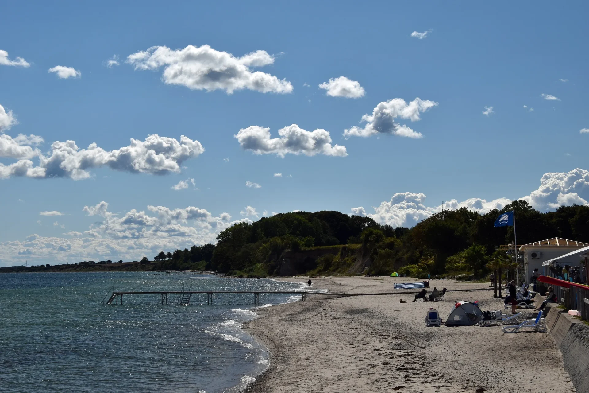 Sandstrand mit Badesteg bei Mommark auf Als