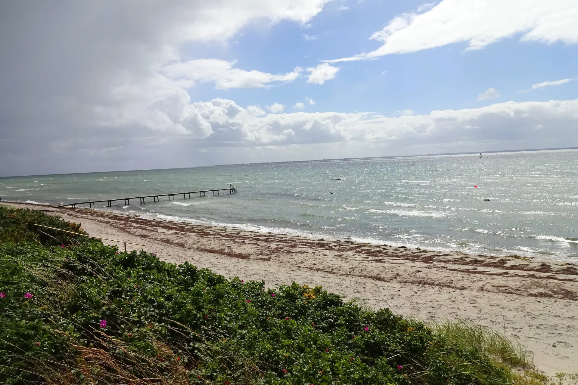 Blick über den Strand von Skovmose auf die Ostsee