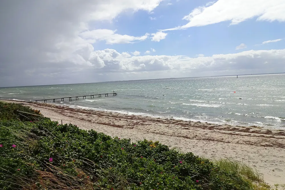 Blick über den Strand von Skovmose auf die Ostsee