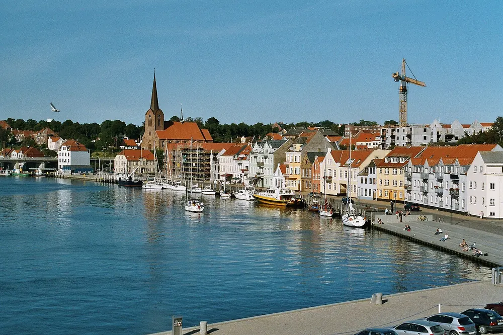 Hafenfront von Sønderborg mit bunten Häusern und Kirchturm