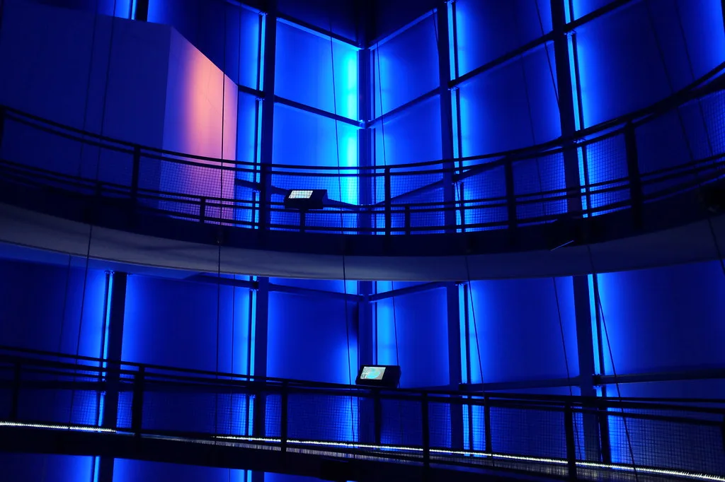 Blau beleuchteter Innenraum des Blue Cube im Universe Science Park